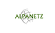 Logo mit grünem Text „ALPANETZ“ vor grauem Globus-Design.