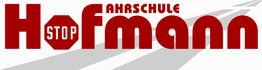 Logo der Fahrschule Hofmann, mit stop Zeichen in rot auf grauem Straßendesign.