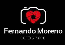 Cámara con corazón rojo y texto: "Fernando Moreno, Fotógrafo" en fondo negro.
