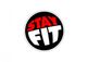 Schwarz-weißer Kreis mit Schriftzug "STAY FIT" in roten und weißen Buchstaben.