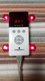 Ein Gerät mit roten Lichtern und Display auf gestreiftem Hintergrund, zeigt "047".