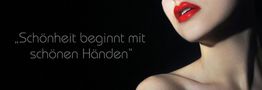 Kinn und rote Lippen einer Frau im Dunkeln, daneben der Text: "Schönheit beginnt mit schönen Händen".