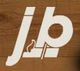Logo mit den Buchstaben "jb" in Weiß auf einer Holzmaserung.