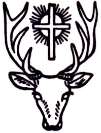 Hirschkopf mit Geweih und einem Kreuz über dem Kopf, umgeben von Strahlen.