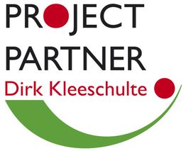 Logo mit Text: "Project Partner Dirk Kleeschulte" und roten Punkten, grünem Bogen darunter.
