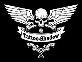 Totenkopf mit Flügeln, zwei Revolver. Text: "Tattoo-Shadow". Schwarzer Hintergrund.