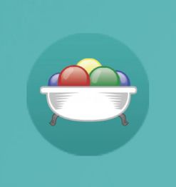 Schüssel mit bunten Bällen auf türkisem Hintergrund.