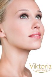 Eine Frau schaut nach oben, daneben steht "Viktoria Cosmetics" in goldener Schrift.