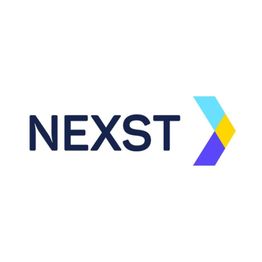 "Logo van NEXTST met een blauwe en gele pijl naar rechts."