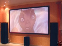 Ein Heimkino mit einem animierten Film auf dem Bildschirm. Ein überraschter Charakter ist zu sehen.