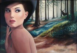 Eine Frau mit Hut im Wald, schaut über die Schulter; ein Hirsch steht entfernt im Hintergrund.