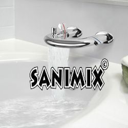 Wasserhahn mit fließendem Wasser und dem Logo "SANIMIX" im Badezimmer.
