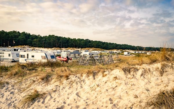 Mehrere Wohnmobile geparkt an der Ostsee