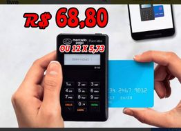 Pessoa insere cartão em leitor Mercado Pago; preço: R$ 68,80 ou 12x de 5,73.