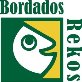 Logo de Bordados Rekos en verde y amarillo, con el dibujo estilizado de un pájaro.