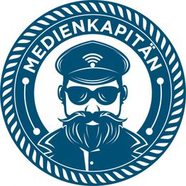 Logo eines bärtigen Mannes mit Sonnenbrille und Mütze, umgeben von der Schrift "Medienkapitän".