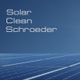 Blaue Solarpanele mit Schriftzug "Solar Clean Schroeder" auf blauem Hintergrund.