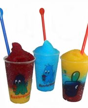 Slush Ice Becher mit verschiedenen Slush Geschmachsrichtungen