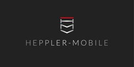 Schwarzes Logo mit silbernem und rotem Emblem über dem Text "HEPPLER-MOBILE".