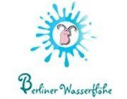Logo mit blauem Wasserspritzer, rosa Cartoonfigur und Text: "Berliner Wasserflöhe".