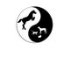 Yin-Yang-Symbol mit schwarzem Pferd und weißen Tieren: Hund, Katze, Kaninchen.