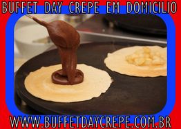 Crepe sendo preparado com creme de chocolate e recheio de maçã, com borda vermelha de propaganda.