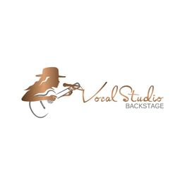 Logo mit Gitarrist, Mikrofon und Schriftzug "Vocal Studio Backstage" in Braun auf weißem Hintergrund.
