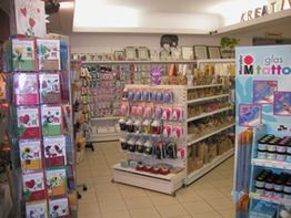 Ein Laden mit Regalen voller Basteleien, Karten und Dekorationen, übersichtlich und farbenfroh.