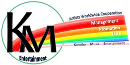 KM Entertainment-Logo mit Regenbogenstreifen und den Worten: Management, Promotion, Live.