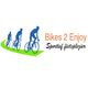 Drie blauwe fietsers op groene weg met tekst "Bikes 2 Enjoy: Sportief fietsplezier".