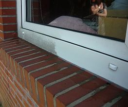 Verwitterte Fensterrahmen aus Kunststoff mit JEMAKO PreWash wieder weiß und sauber !