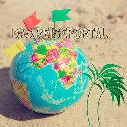 Kleine Weltkugel im Sand mit bunten Flaggen und dem Text "Das Reiseportal". Eine Palme daneben.