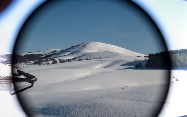 Kamerafilter vor einem verschneiten Bergkulisse. 