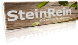 "Logo von SteinRein auf Steinuntergrund mit grünen Blättern, Text: 'Der Reinigungssteinmetz'."