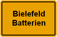 Gelbes Ortsschild mit der Aufschrift "Bielefeld Batterien" in schwarzem Text.