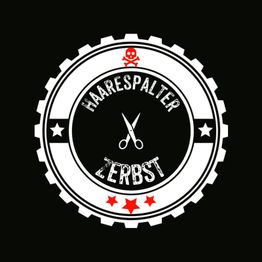 Schwarzes Logo mit Schere, Totenkopf und Sterne, Text: "Haarespalter Zerbst".