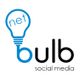 Logo con bombilla azul y texto "net bulb social media" en negro.