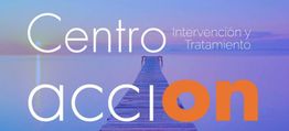 Texto "Centro acción" con un muelle sobre el agua al fondo, tonos azules y naranjas.