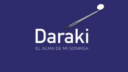 Texto "Daraki, el alma de mi sonrisa" con un pincel sobre fondo azul.