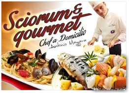 Chef presenta piatti gourmet: spaghetti ai frutti di mare, pesce al forno, sashimi.