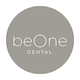 Graues rundes Logo mit der Aufschrift "beOne DENTAL" in weißer Schrift.