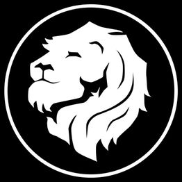 Schwarz-weißes Löwenkopf-Logo in einem Kreis auf schwarzem Hintergrund.