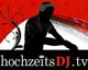 Silhouette eines DJs vor rotem Hintergrund, Text: "hochzeitsDJ.tv" darunter.