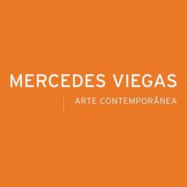 Texto "Mercedes Viegas Arte Contemporânea" em fundo laranja.