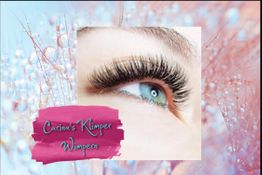 Nahaufnahme eines Auges mit langen Wimpern, umgeben von rosa Text: "Carina's Klimper Wimpern".