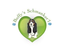 Basset Hound vor grünem Herz, darüber Text "Buffy’s Schmankerl" mit blauen Schmucksteinen.