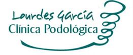 Logo de "Lourdes García Clínica Podológica" con diseño de línea ondulada a la derecha.