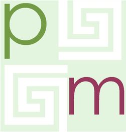 Grünes „p“ und rotes „m“ auf grünem Hintergrund mit geometrischen Mustern.