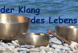 Drei Klangschalen auf Kieseln am Wasser, Text: "Der Klang des Lebens".