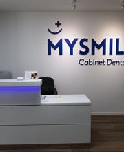 Empfangsbereich einer Zahnarztpraxis mit "MYSMILE" Logo an der Wand.